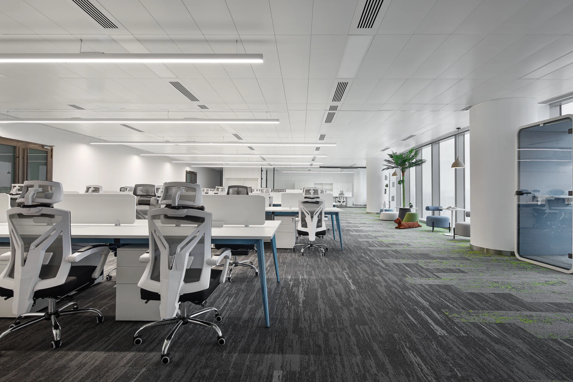 Светлый open space с рабочими станциями и эргономичными креслами PoMo Union Office